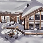 Modern Family Cabin By The Ski Lift *
